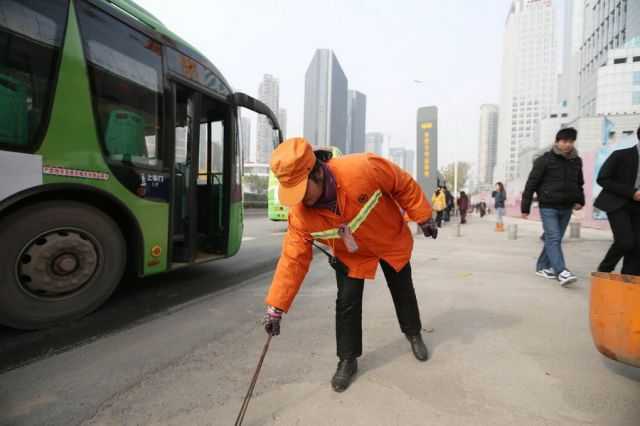 Có bằng thạc sĩ, từ chối lương cao, chọn nghề quét rác