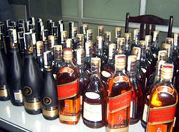 Rượu ngoại giả giá bèo lên kệ giá hàng chục triệu đồng