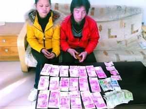 Sợ cướp, thanh niên tung tiền khắp nhà ga