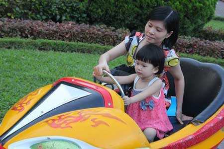 Sinh con gái một bề: Thưởng tiền, ầm ầm ủng hộ