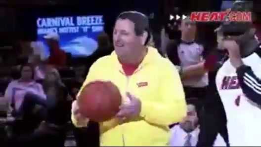 Đi xem bóng rổ, cổ động viên trúng 1,5 tỷ đồng