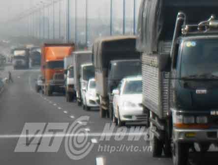 Giao thông hỗn loạn trên cầu vượt thép giữa Sài Gòn