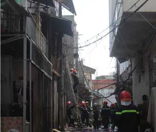 'Nghi án' tiễn ông Táo thiêu luôn gần chục căn nhà