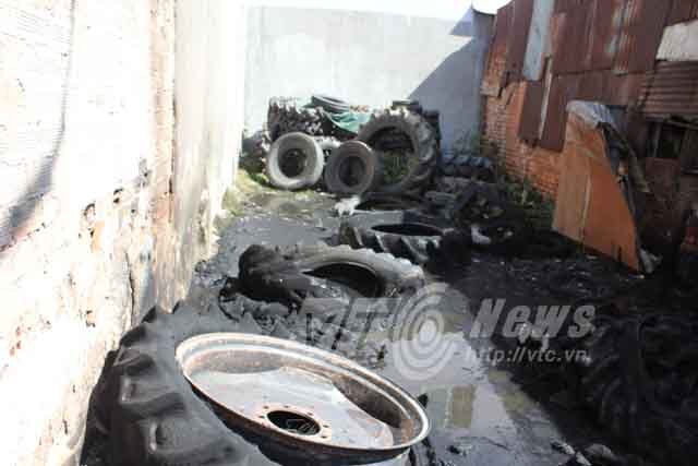 Xe tải bốc cháy ngùn ngụt lan sang khu dân cư