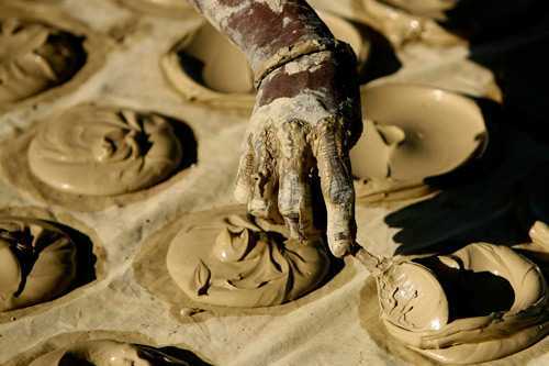 Lạ lùng nơi người dân ăn bánh làm từ đất và… phân gà