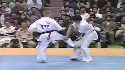 Clip: Đòn chân sát thủ của Karate