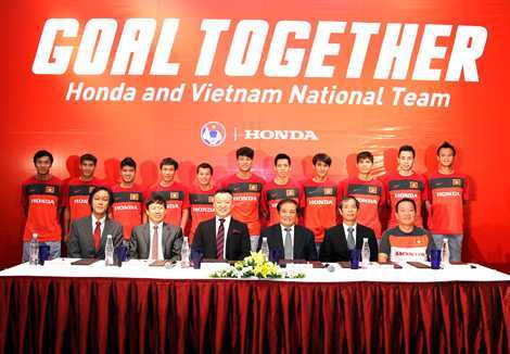 Trước giờ gặp UAE, tuyển VN nhận tài trợ lớn