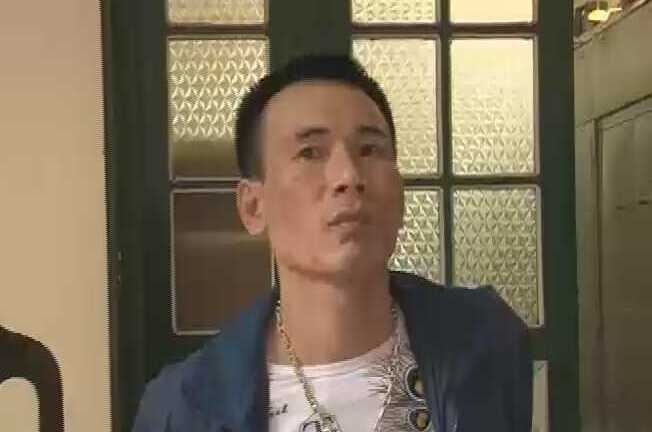 Ra đường với 'núi' USD cùng súng quân dụng gặp 141