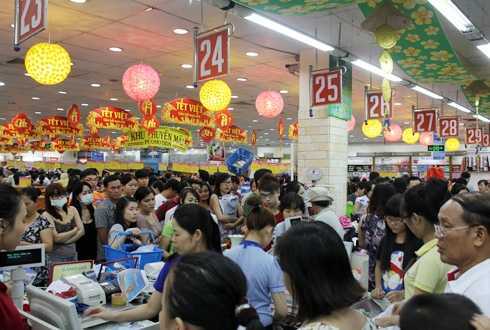 Hàng hóa Tết: Siêu thị quá tải, chợ ế sưng
