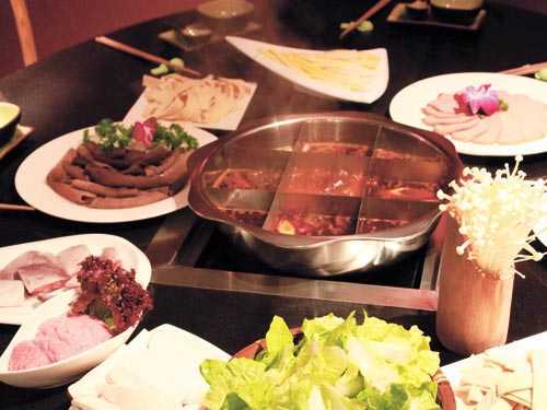 Lấy lẩu thừa nấu súp, một chủ quán bị bắt