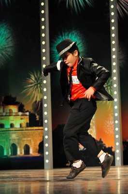 'Michael Jackson nhí' Việt Nam có chiêu trò gì?