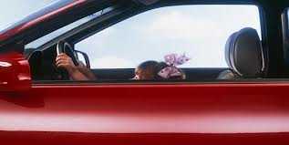 Nhớ da diết, học sinh 6 tuổi lái xe hơi thăm cha