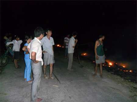 Đang ăn tất niên, cả chục hộ dân lao đi chữa cháy