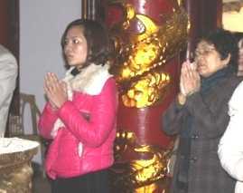 Người Hà Nội thư thái đi lễ đầu năm