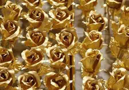 Quà độc Valentine: Hoa hồng dát vàng 600.000 đồng/bông