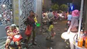 Ăn xin, sư giả, sách tử vi ‘bao vây’ sân chùa