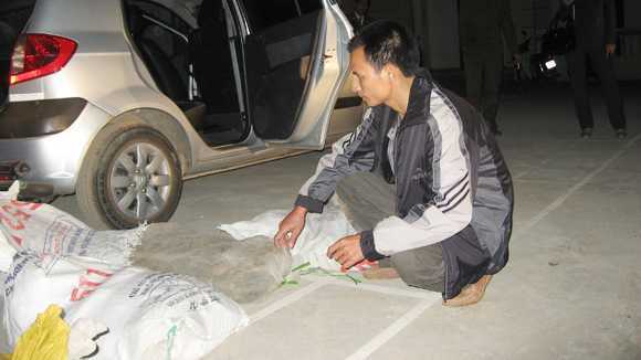 Trinh sát tuổi Tỵ lột mặt nạ 'lái rắn'