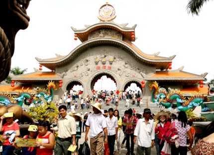 Dân Sài thành 'nhễ nhại' du xuân