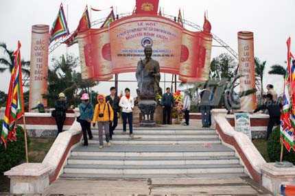 Đầu năm đến Đền Trạng đọc sấm ký