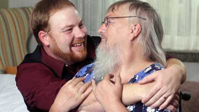 Con nhận mẹ sau 33 năm lưu lạc nhờ bộ râu