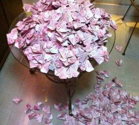 Vung bộn tiền tặng 'người yêu' ngày Valentine