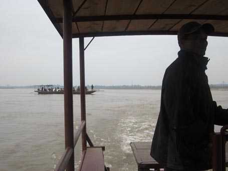 Lạ lùng nửa đêm ra giữa ngã ba sông lấy 'nước thiêng'