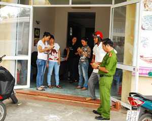 Bao vây nhà xe bán vé 'ma'