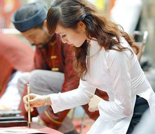 'Bà đồ' ở Văn Miếu xinh như hot girl