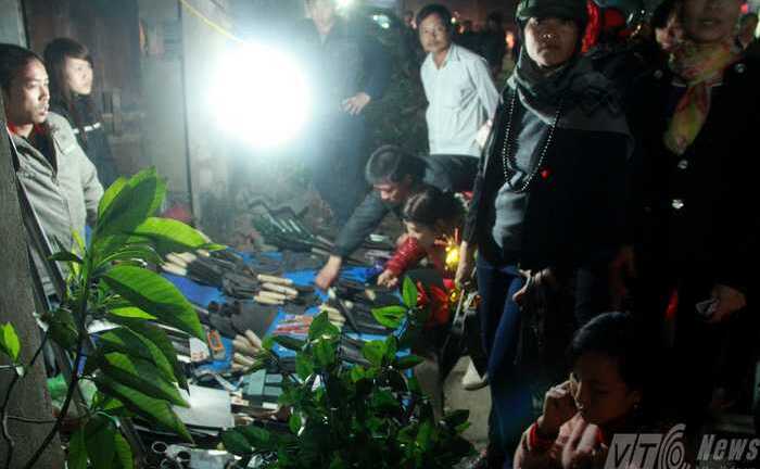 Hàng vạn người chen chân chợ Viềng 'bán rủi mua may'