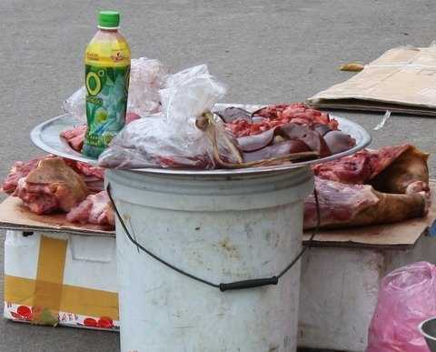Thịt rừng rởm la liệt vỉa hè sau Tết