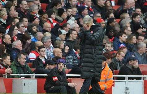 Cổ động viên đồng loạt kêu gọi Wenger từ chức