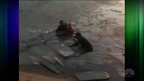 Trung Quốc: Giải cứu 2 đứa trẻ bị 'chôn' dưới sông băng