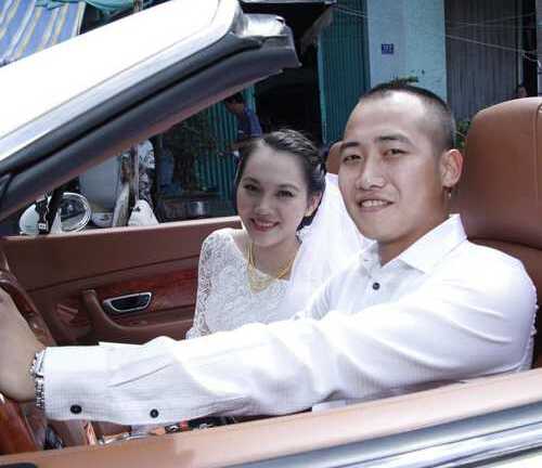 Nhẫn cưới gắn đầy kim cương của siêu mẫu Ngọc Thạch