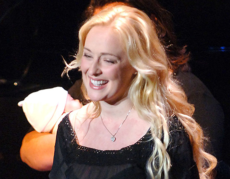 Ca sĩ người Mỹ tự sát bằng súng