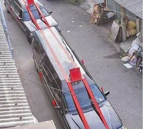 Chơi trội, trai Trung Quốc đón dâu bằng ... xe tang