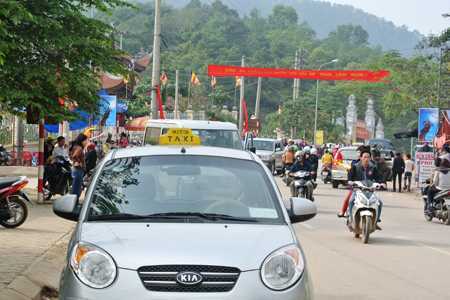 Taxi, xe ôm ‘vớ bở’ ở đền Gióng