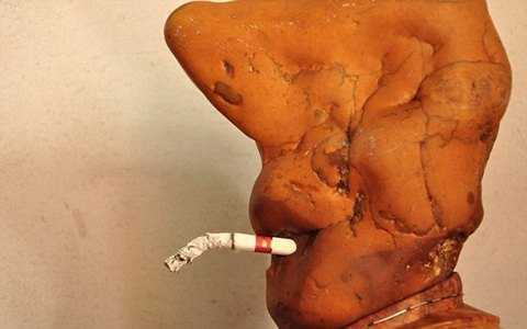 Bí ẩn hòn đá hút thuốc như dân nghiện lâu năm