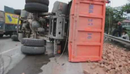 Clip: Tài xế mất lái, xe tải chở gạch lật úp