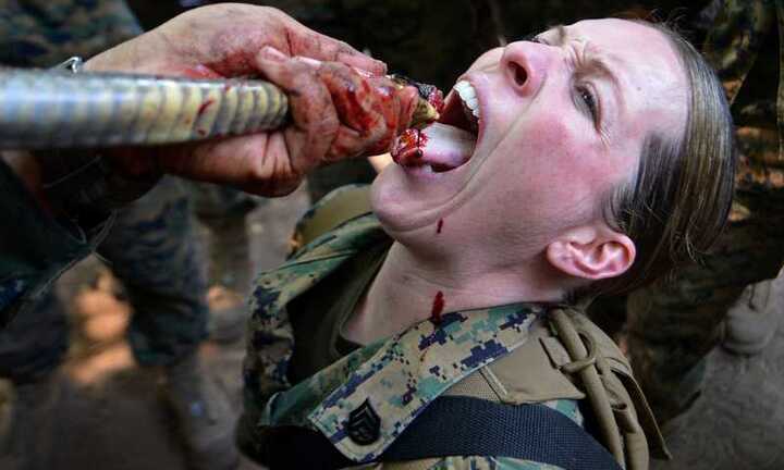 Video: Lính Mỹ tập trận Hổ Mang Vàng uống máu rắn sống