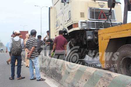 Container 'cưỡi' dải phân cách, 2 người nhập viện