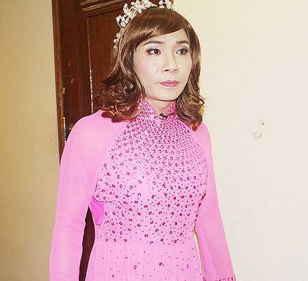 Công Lý diện áo dài hồng, hát 'Là con gái thật tuyệt'