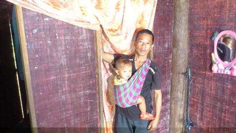 Lạ lùng nơi đàn ông bế con và ở riêng trong buồng