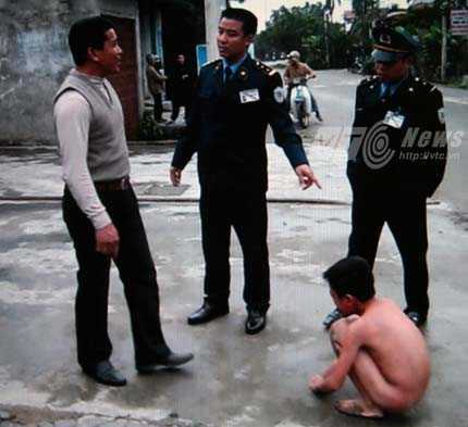 Người bố lột truồng con trai trói vào cột điện nói gì?