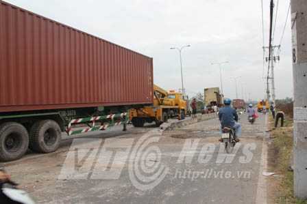 Container 'cày nát' dải phân cách, 2 bà cháu nhập viện