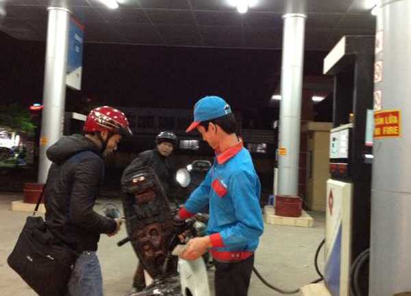 Bất thường xăng chỉ bán 30.000 đồng/xe, đóng cửa sớm