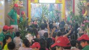 Chen lấn kinh hoàng, nghẹt thở ở chùa Bà