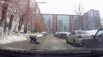 Con nghiện đi lại như con rối trên phố