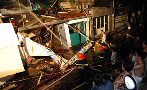 Video: Sập nhà kinh hoàng lúc nửa đêm, 10 người tử vong