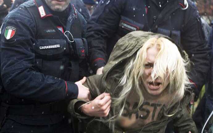 Nhóm FEMEN ngực trần 'tấn công' cựu Thủ tướng Italia