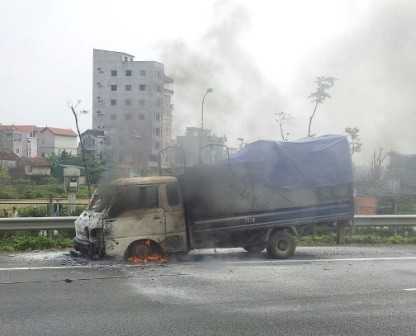 Xe tải bốc cháy dữ dội trên Đại lộ Thăng Long